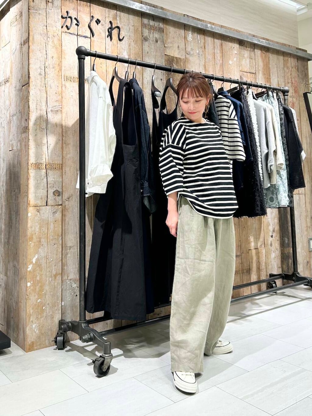 「doors、低身長コーデ、40代、骨格ストレート、イエベ春、ストレート×イエベ春、最旬スニーカーコーデ、ストレート×イエベ」｜「かぐれのリネンイージーパンツ（その他パンツ、ベージュ系）」を使った、+++ゆき+++さん（レディース・151cm）の春コーディネートの3枚目の写真