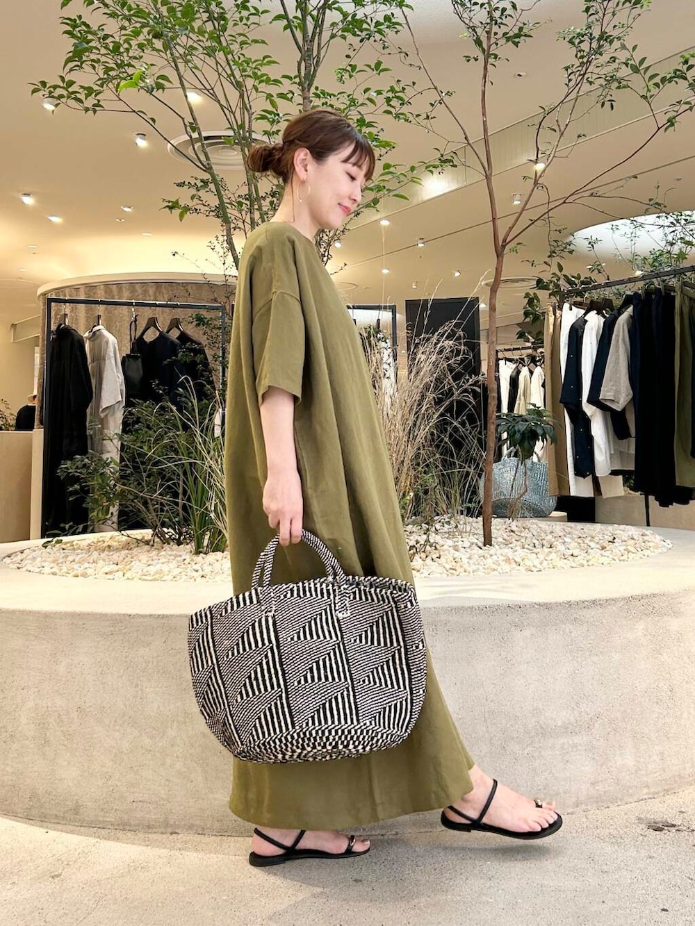 「doors、低身長コーデ、サンダルコーデ、40代、骨格ストレート、イエベ春、ストレート×イエベ春、ストレート×イエベ、リネン着こなし術」｜「かぐれの『2サイズ展開』リネンレーヨンワイドワンピース（ワンピース、グリーン系）」を使った、+++ゆき+++さん（レディース・151cm）の夏コーディネートの2枚目の写真