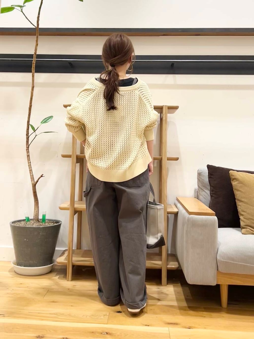「doors、低身長コーデ、40代、骨格ストレート、イエベ春、ストレート×イエベ春、ストレート×イエベ、初夏のお出掛けコーデ」|「URBAN RESEARCH DOORSのコットンバッククロスサロペット(サロペット/オーバーオール、グレー系)」を使った、+++ゆき+++さん(レディース・151cm)の春コーディネートの3枚目の写真