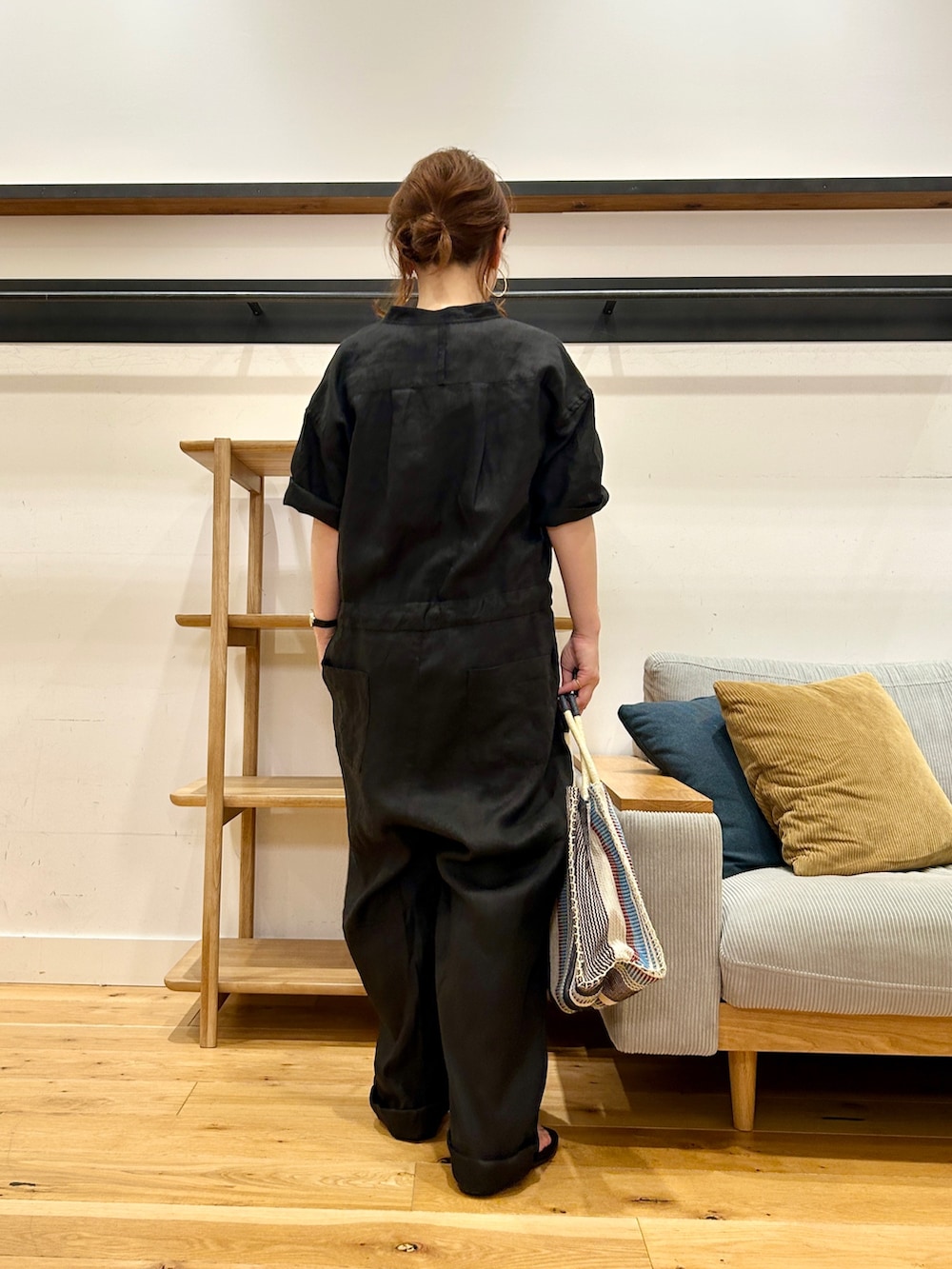 ブラック系のその他パンツ、ホワイト系のトートバッグ、ブラック系のサンダルを着用したレディースの夏コーディネートの3枚目の写真