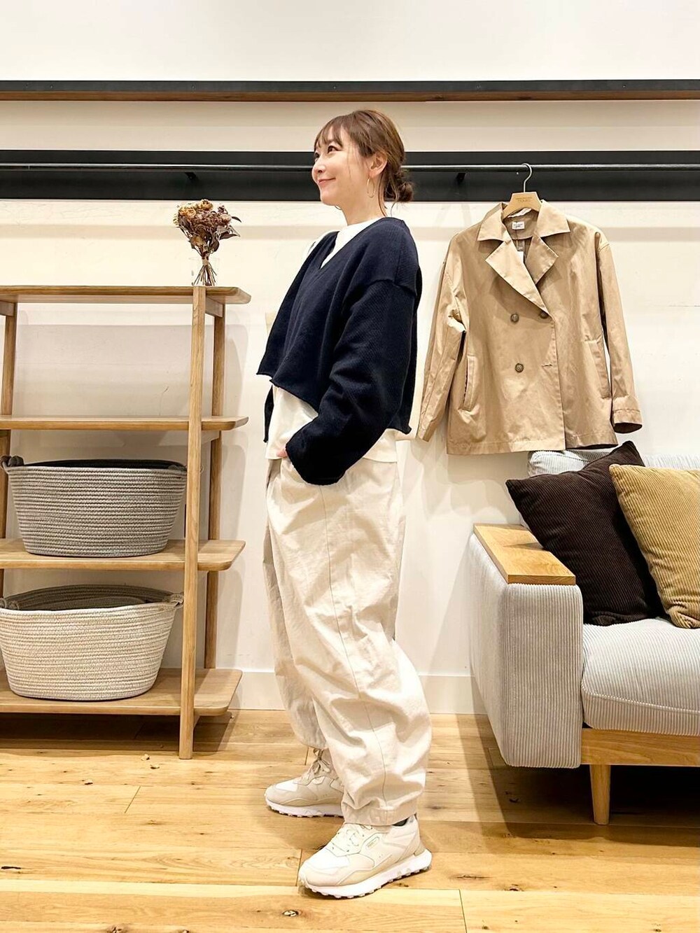 「doors、低身長コーデ、40代、骨格ストレート、イエベ春、ストレート×イエベ春、春アウターコーデ、ストレート×イエベ、新作スニーカーコーデ」｜「URBAN RESEARCH DOORSのミドルインレイVネックプルオーバー（Tシャツ/カットソー、ブルー系）」を使った、+++ゆき+++さん（レディース・151cm）の冬コーディネートの2枚目の写真