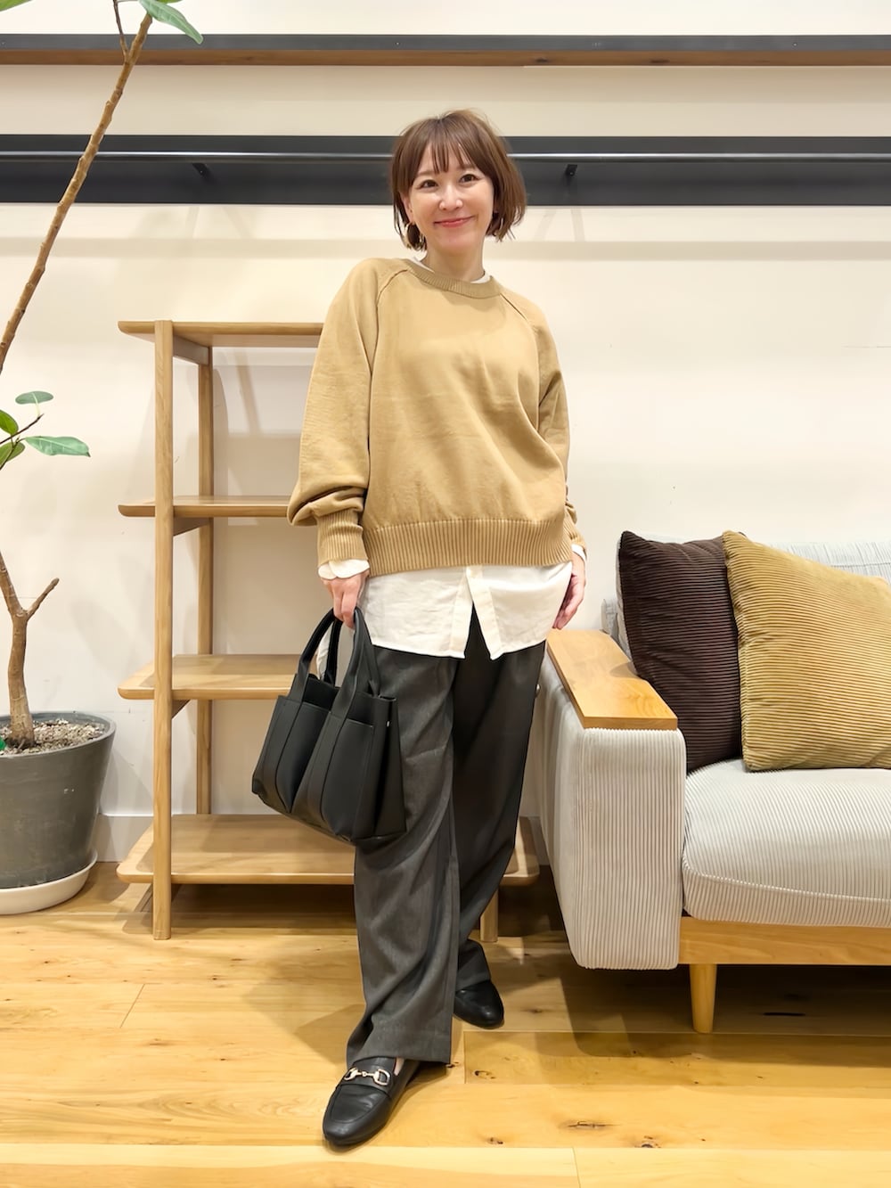 ベージュ系のニット/セーター、ホワイト系のシャツ/ブラウス、グレー系のその他パンツを着用したレディースの秋コーディネートの5枚目の写真