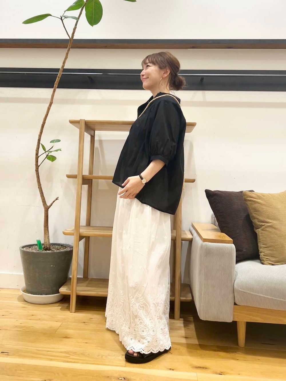 「シャツスタイル、doors、低身長コーデ、40代、骨格ストレート、イエベ春、ストレート×イエベ春、ストレート×イエベ、私が選ぶセールアイテム25ss」｜「URBAN RESEARCH DOORSのミニカゴショルダーバッグ（ショルダーバッグ、ベージュ系）」を使った、+++ゆき+++さん（レディース・151cm）の夏コーディネートの2枚目の写真