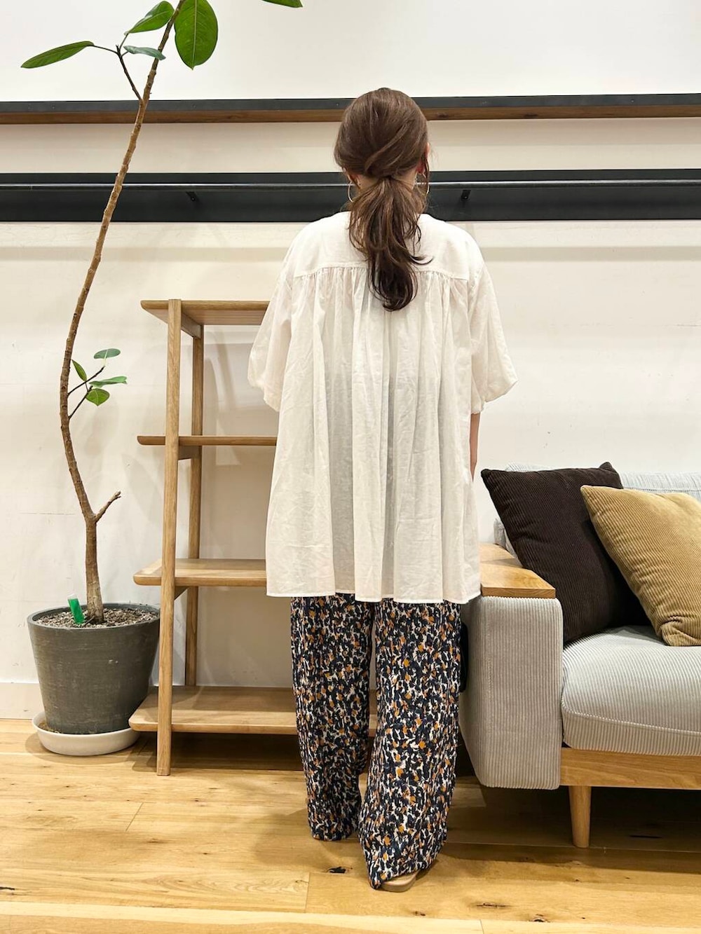 「doors、低身長コーデ、40代、骨格ストレート、イエベ春、ストレート×イエベ春、今から使える秋の先取りコーデ、ストレート×イエベ、私が選ぶセールアイテム25ss」｜「URBAN RESEARCH DOORSの2WAY巾着ショルダーバッグ（ショルダーバッグ、ブラック系）」を使った、+++ゆき+++さん（レディース・151cm）の夏コーディネートの4枚目の写真