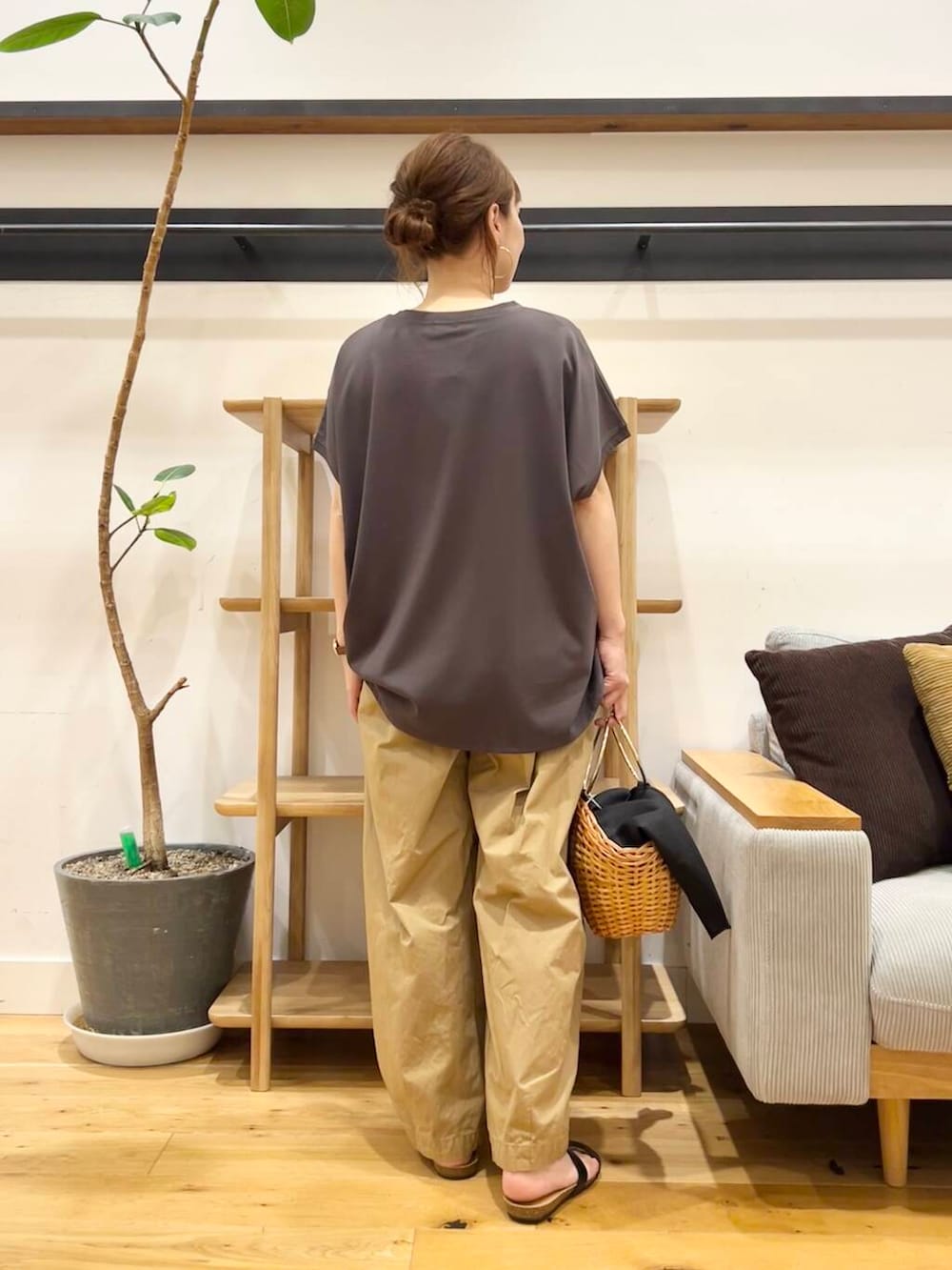 「doors、低身長コーデ、40代、骨格ストレート、イエベ春、きれいめ派のtシャツコーデ、ストレート×イエベ」｜「URBAN RESEARCH DOORSの『UR TECH』汗染み防止ドルマンTシャツ（Tシャツ/カットソー、グレー系）」を使った、+++ゆき+++さん（レディース・151cm）の夏コーディネートの3枚目の写真