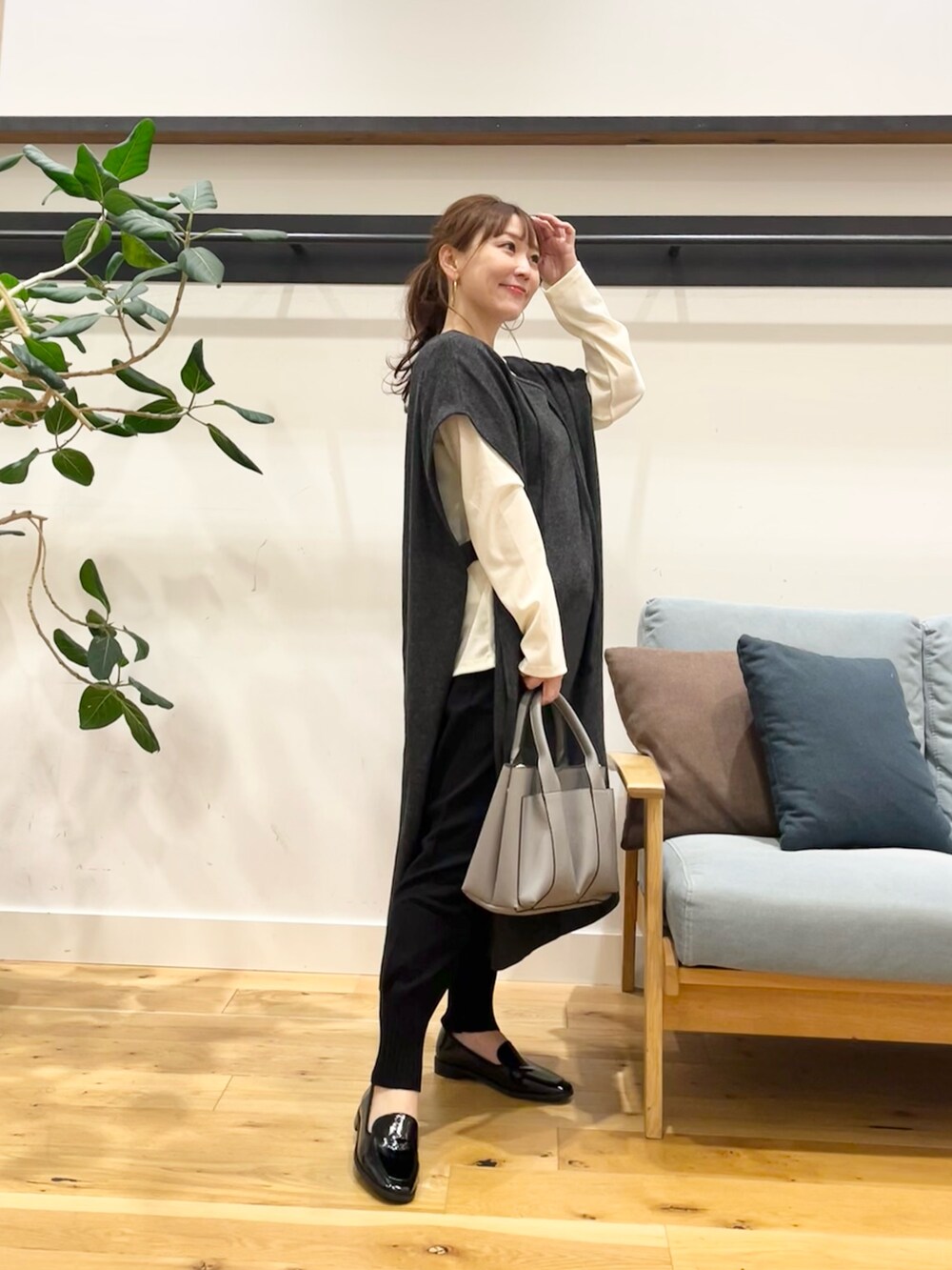 グレー系のワンピース、ホワイト系のTシャツ/カットソー、レッド系のトートバッグを着用したレディースの秋コーディネートの4枚目の写真