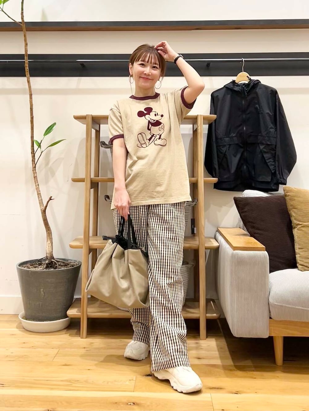 「doors、低身長コーデ、40代、春カラーコーデ、骨格ストレート、イエベ春、ストレート×イエベ春、ストレート×イエベ、春のジャケットスタイル」｜「URBAN RESEARCH DOORSのチェックギャザーイージーパンツ（その他パンツ、ベージュ系）」を使った、+++ゆき+++さん（レディース・151cm）の春コーディネートの6枚目の写真