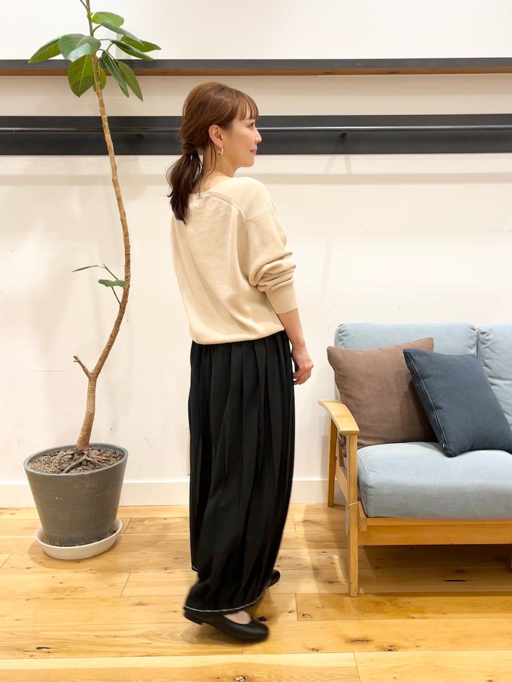 ホワイト系のニット/セーター、ブラック系のスカート、ホワイト系のトートバッグを着用したレディースの冬コーディネートの3枚目の写真