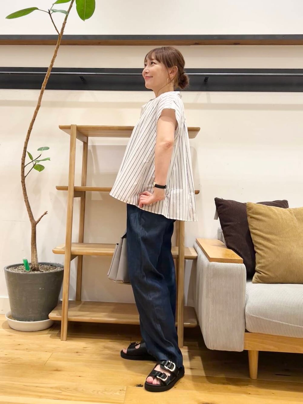 「シャツスタイル、doors、低身長コーデ、40代、骨格ストレート、イエベ春、ストレート×イエベ春、ストレート×イエベ、私が選ぶセールアイテム25ss」|「RODE SKOのプチダブルポケットトートバッグ(トートバッグ、グレー系)」を使った、+++ゆき+++さん(レディース・151cm)の夏コーディネートの2枚目の写真