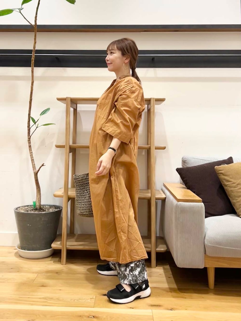 「doors、低身長コーデ、40代、骨格ストレート、イエベ春、ストレート×イエベ春、最旬スニーカーコーデ、ストレート×イエベ」｜「RODE SKOのウッドハンドルペーパーバッグ（トートバッグ、グレー系）」を使った、+++ゆき+++さん（レディース・151cm）の春コーディネートの2枚目の写真