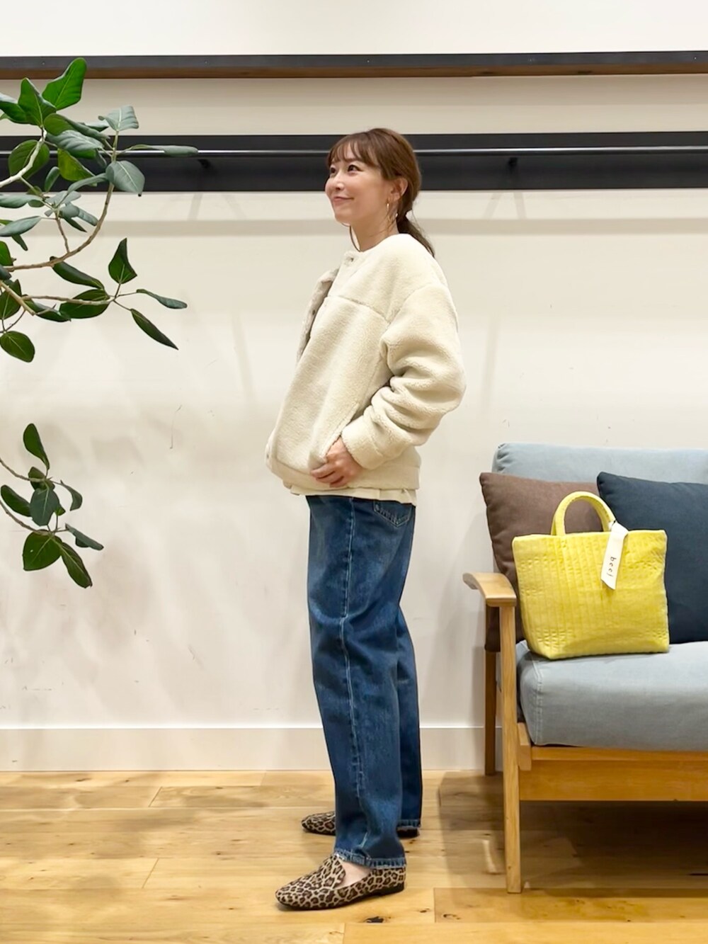 ホワイト系のブルゾン、その他のローファー、ブルー系のデニムパンツを着用したレディースの秋コーディネートの2枚目の写真