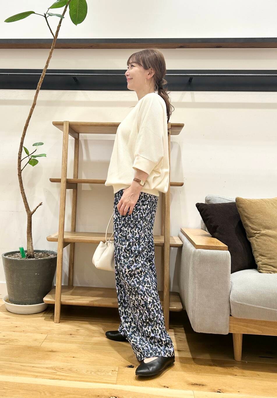 「doors、低身長コーデ、40代、骨格ストレート、イエベ春、ストレート×イエベ春、今から使える秋の先取りコーデ、ストレート×イエベ」｜「URBAN RESEARCH DOORSの2WAY巾着ショルダーバッグ（ショルダーバッグ、ホワイト系）」を使った、+++ゆき+++さん（レディース・151cm）の夏コーディネートの4枚目の写真