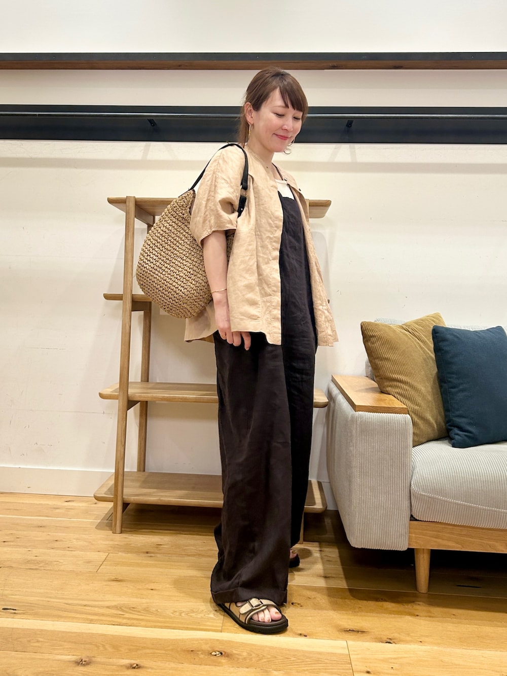 グレー系のサロペット/オーバーオール、ピンク系のシャツ/ブラウス、ホワイト系のタンクトップを着用したレディースの春コーディネートの3枚目の写真