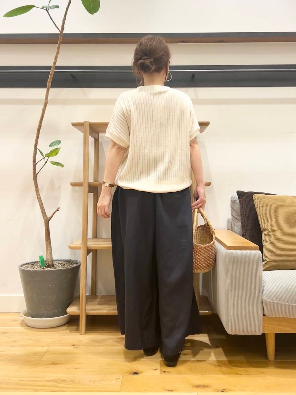 「doors、低身長コーデ、40代、骨格ストレート、イエベ春、ストレート×イエベ春、ストレート×イエベ、一枚で決まるtシャツ」｜「URBAN RESEARCH DOORSの『別注』アフリカンスクエア×DOORS　ボルガ山フォルム（ショルダーバッグ、イエロー系）」を使った、+++ゆき+++さん（レディース・151cm）の夏コーディネートの5枚目の写真