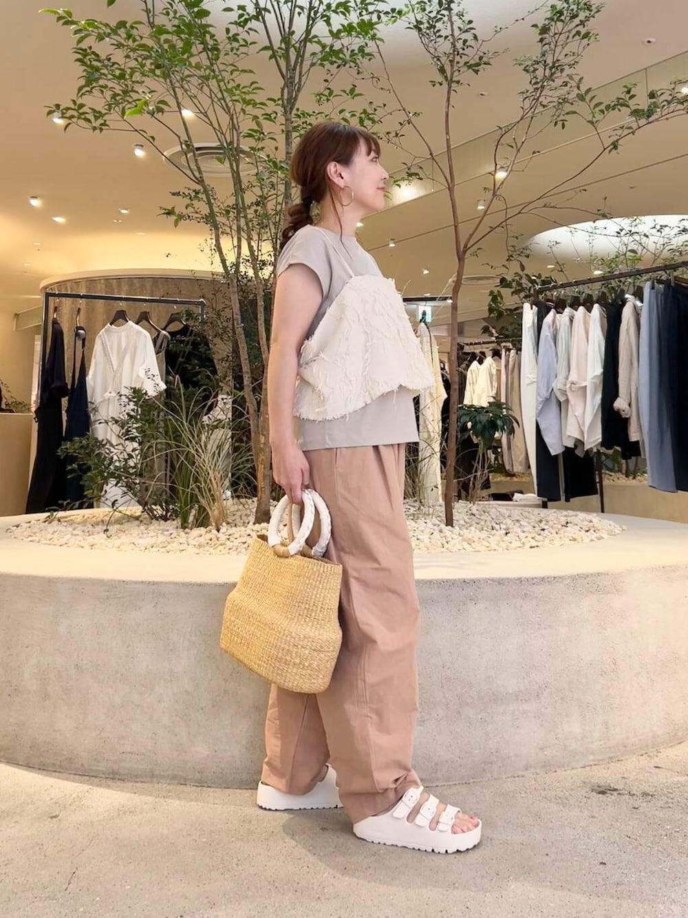 「doors、低身長コーデ、40代、骨格ストレート、イエベ春、ストレート×イエベ春、ストレート×イエベ、カジュアル派のtシャツコーデ」｜「かぐれのジャガードキャミソール（Tシャツ/カットソー、ホワイト系）」を使った、+++ゆき+++さん（レディース・151cm）の夏コーディネートの4枚目の写真