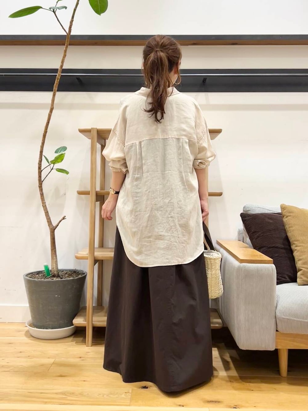 「doors、低身長コーデ、40代、骨格ストレート、イエベ春、ストレート×イエベ春、ストレート×イエベ、万能ブラウスコーデ、トレンドシアーアイテム」|「RODE SKOのナチュラルカゴバッグ(かごバッグ、ベージュ系)」を使った、+++ゆき+++さん(レディース・151cm)の夏コーディネートの3枚目の写真