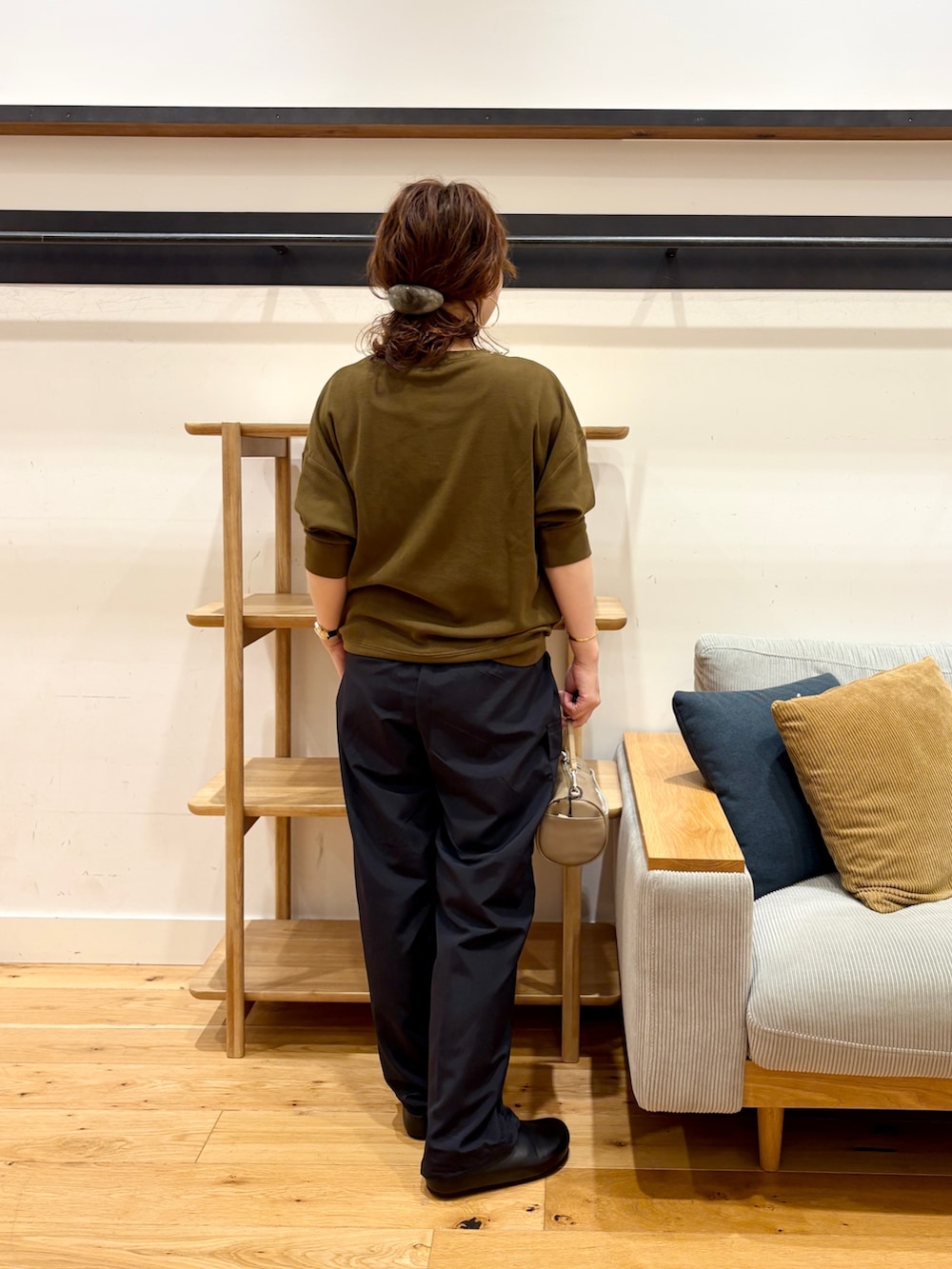 ブラウン系のTシャツ/カットソー、ブルー系のその他パンツ、ベージュ系のハンドバッグを着用したレディースの秋コーディネートの3枚目の写真