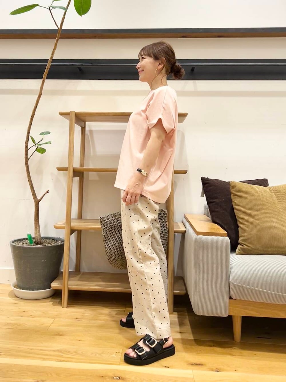「doors、低身長コーデ、40代、骨格ストレート、イエベ春、ストレート×イエベ春、ストレート×イエベ、カジュアル派のtシャツコーデ、私が選ぶセールアイテム25ss」|「URBAN RESEARCH DOORSのドライコットンボートネックプルオーバー(Tシャツ/カットソー、ピンク系)」を使った、+++ゆき+++さん(レディース・151cm)の夏コーディネートの4枚目の写真