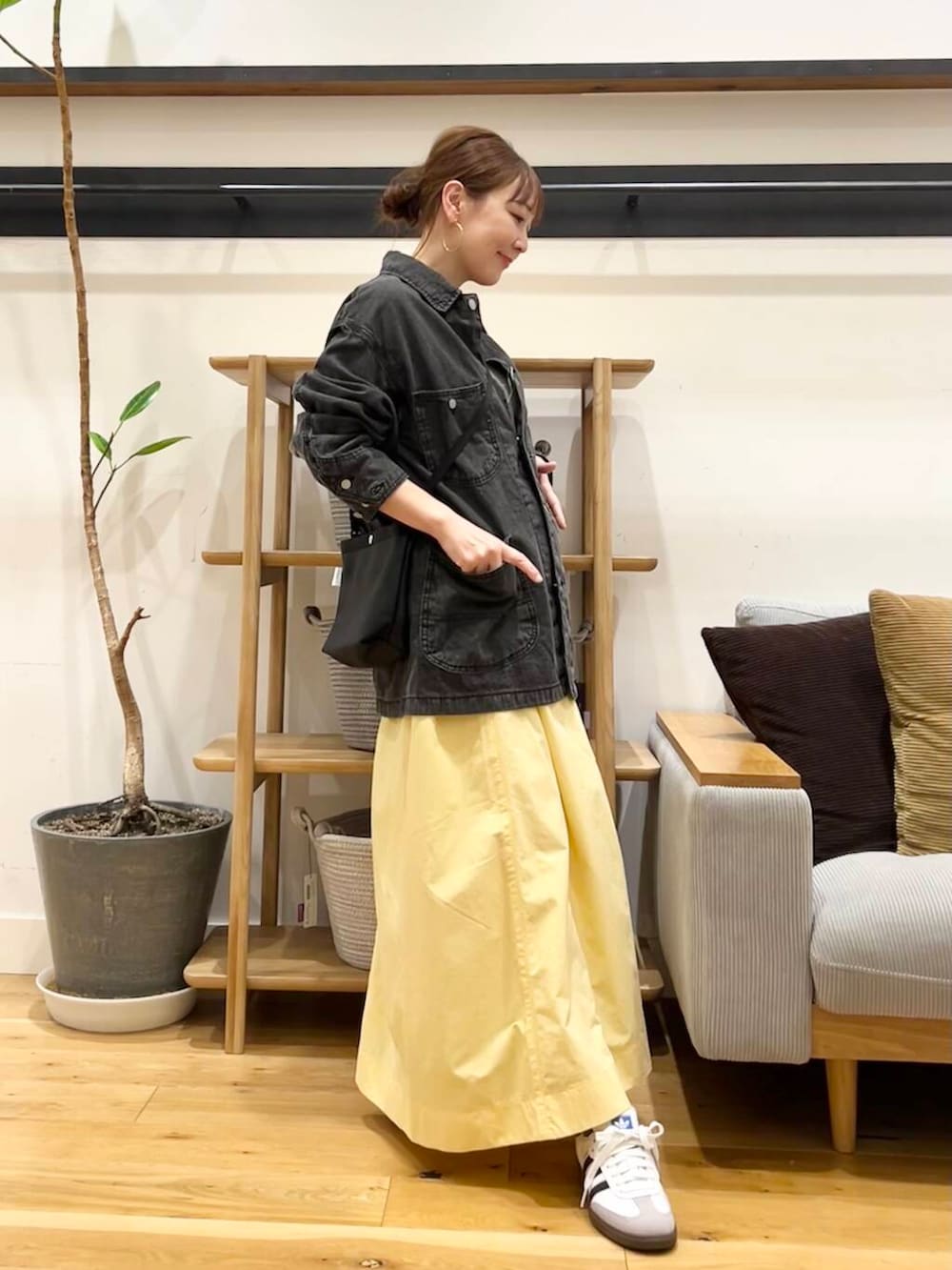 「doors、低身長コーデ、40代、春カラーコーデ、骨格ストレート、イエベ春、ストレート×イエベ春、ストレート×イエベ、新作スニーカーコーデ」｜「adidasのadidas　SAMBA OG（スニーカー、ホワイト系）」を使った、+++ゆき+++さん（レディース・151cm）の春コーディネートの2枚目の写真