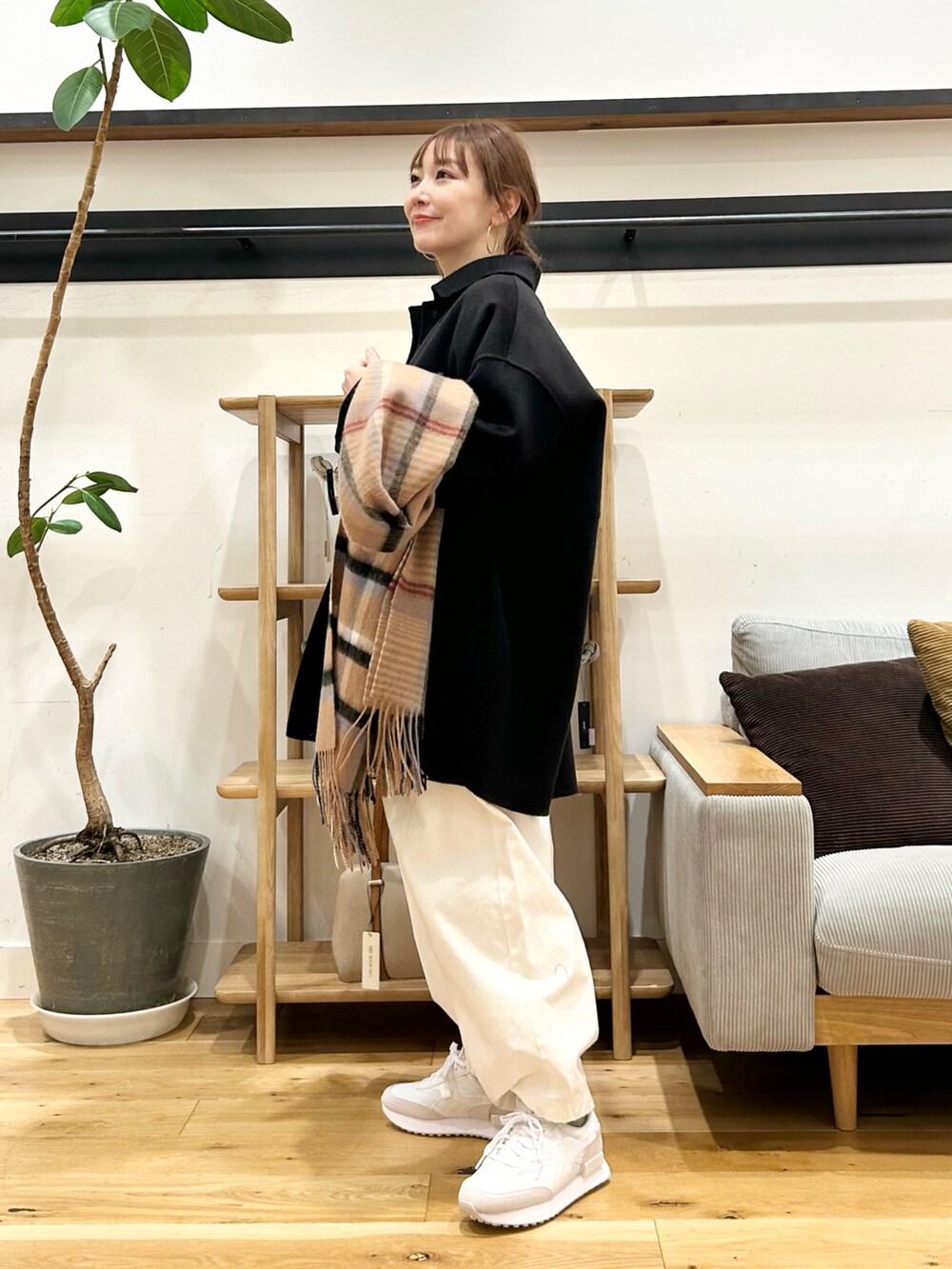 ベージュ系のニット/セーター、ホワイト系のその他パンツ、ブラック系のボストンバッグを着用したレディースの冬コーディネートの6枚目の写真