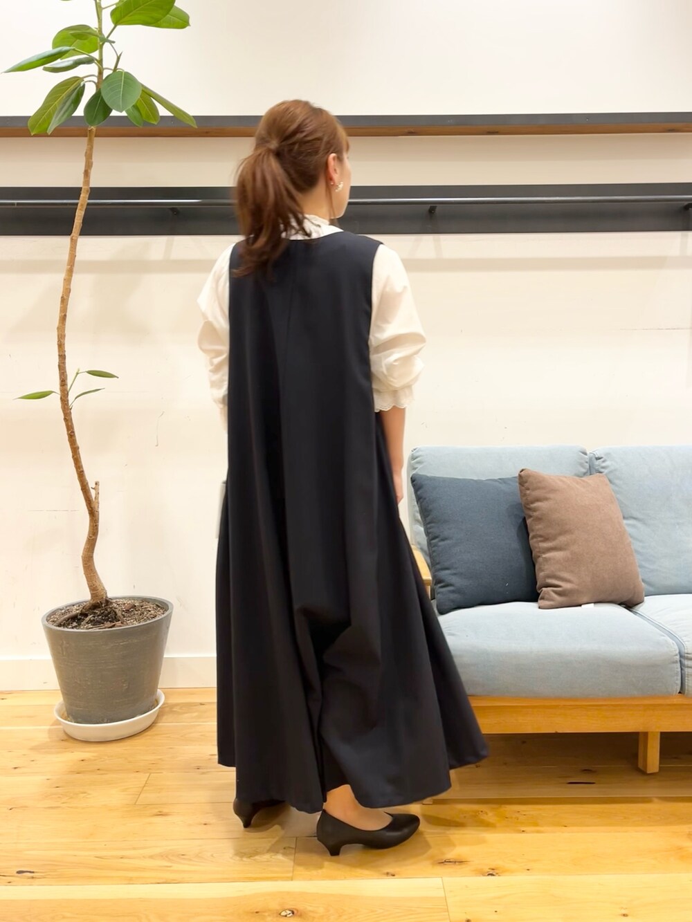 ホワイト系のシャツ/ブラウス、ブルー系のワンピース、シルバー系のクラッチバッグを着用したレディースの冬コーディネートの3枚目の写真