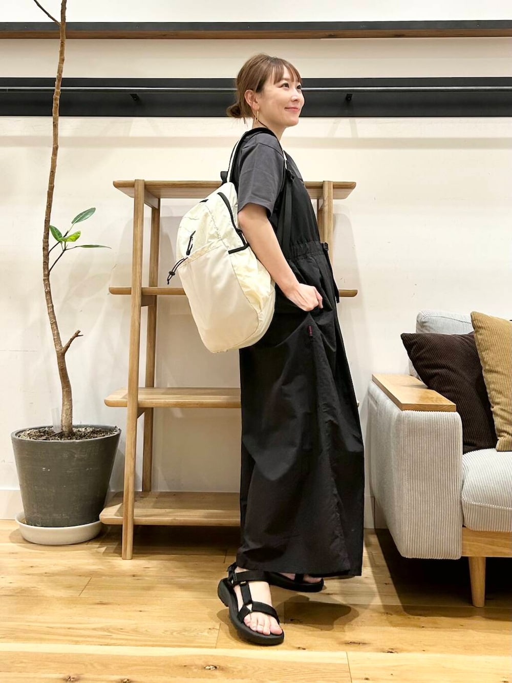 「doors、低身長コーデ、フェスコーデ、40代、骨格ストレート、イエベ春、ストレート×イエベ春、ストレート×イエベ」｜「Gramicciの『別注』『撥水/2WAY仕様』GRAMICCI　アクティブナイロンサロペット（サロペット/オーバーオール、ブラック系）」を使った、+++ゆき+++さん（レディース・151cm）の春コーディネートの5枚目の写真