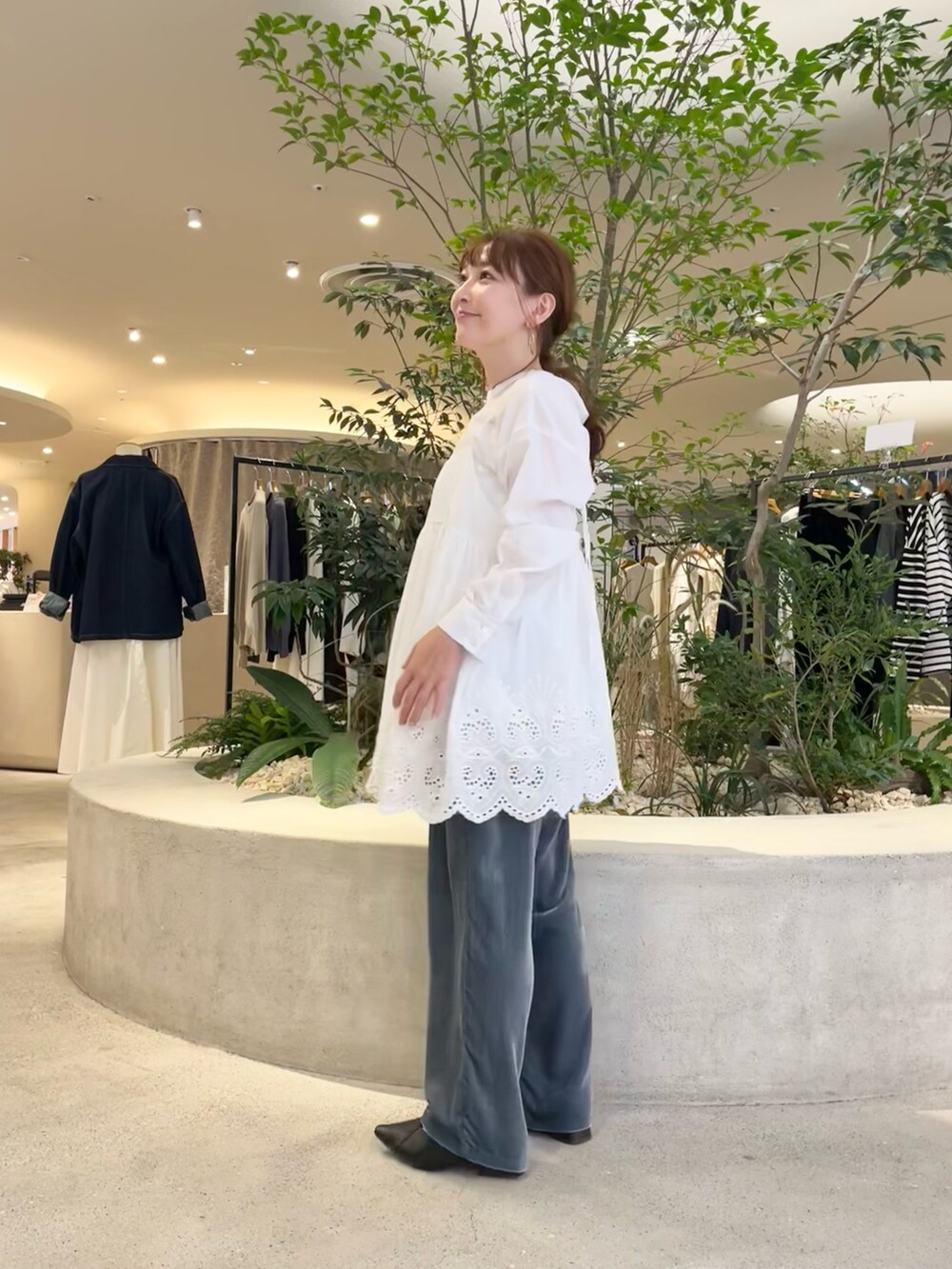 ホワイト系のキャミソール、ホワイト系のシャツ/ブラウス、ブルー系のその他パンツを着用したレディースの秋コーディネートの3枚目の写真