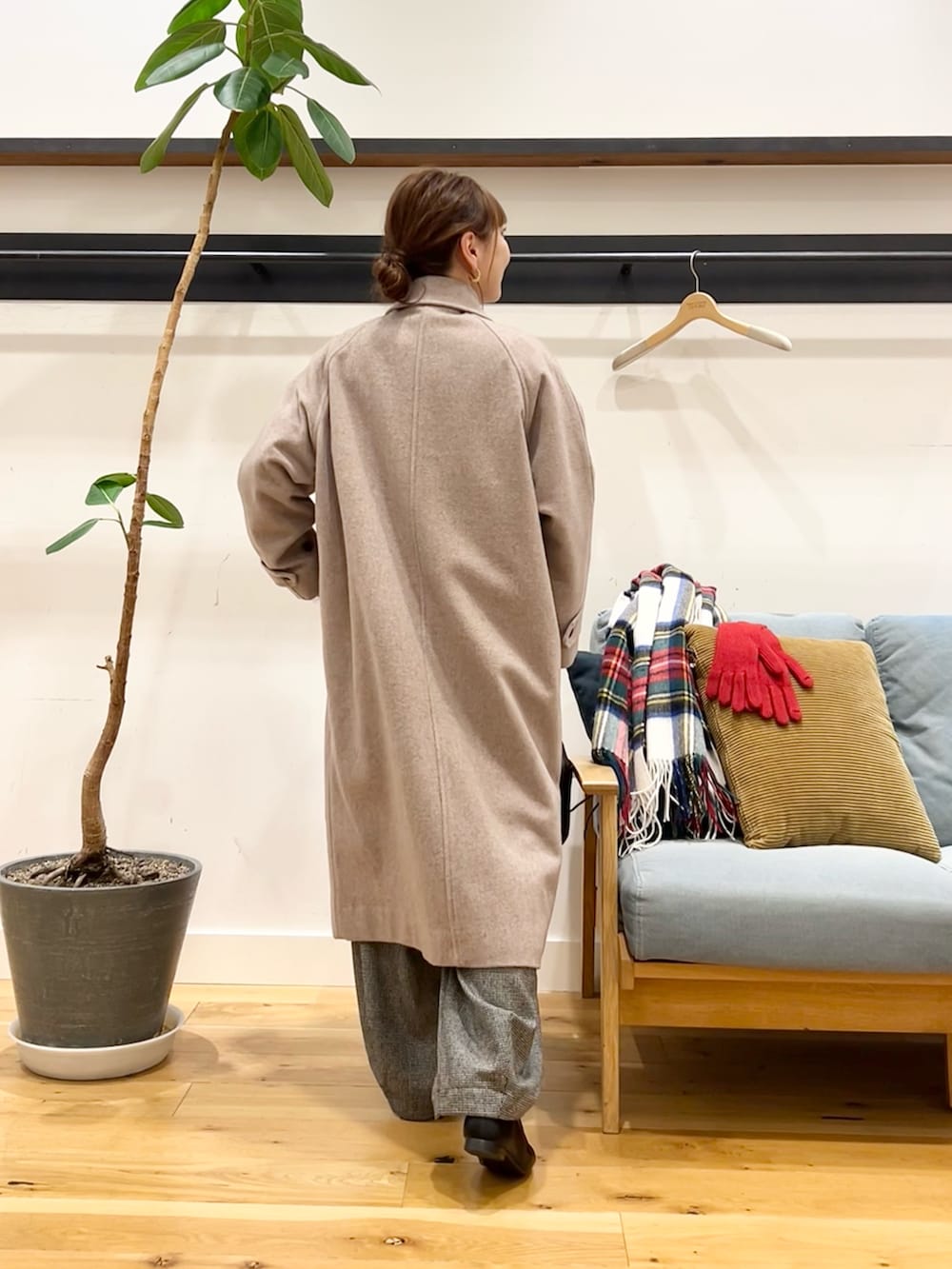 ホワイト系のニット/セーター、グレー系のその他アウターを着用したレディースの冬コーディネートの6枚目の写真