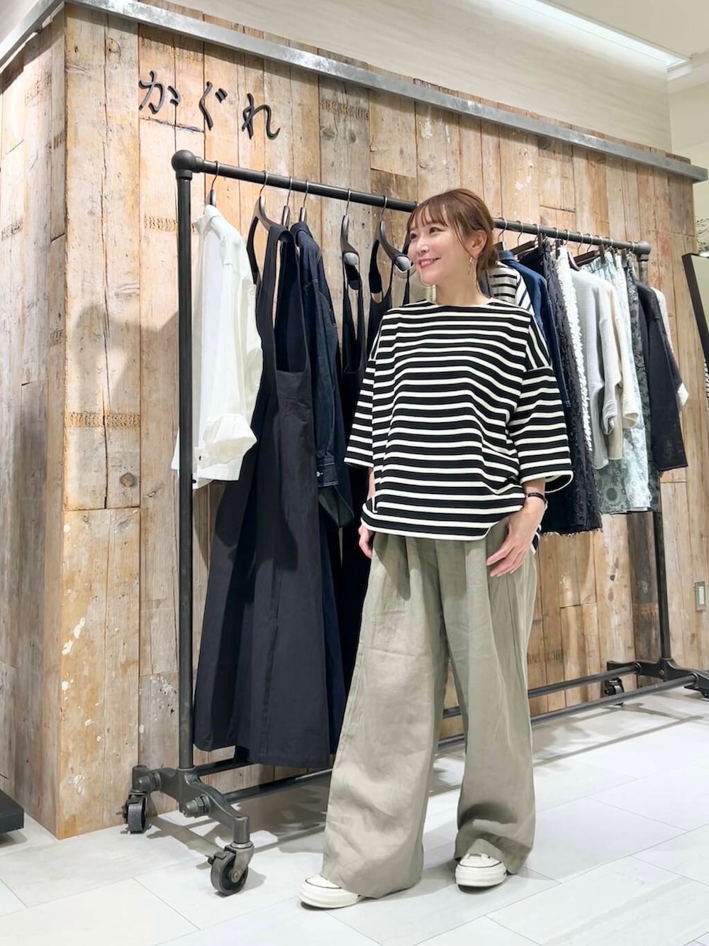 「doors、低身長コーデ、40代、骨格ストレート、イエベ春、ストレート×イエベ春、最旬スニーカーコーデ、ストレート×イエベ」｜「かぐれのリネンイージーパンツ（その他パンツ、ベージュ系）」を使った、+++ゆき+++さん（レディース・151cm）の春コーディネートの2枚目の写真