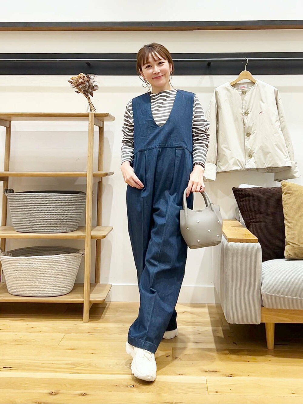 「doors、低身長コーデ、40代、骨格ストレート、イエベ春、ストレート×イエベ春、ストレート×イエベ、私の推しデニムスタイル」｜「NIKEのNIKE　TC7900（スニーカー、ホワイト系）」を使った、+++ゆき+++さん（レディース・151cm）の春コーディネートの2枚目の写真