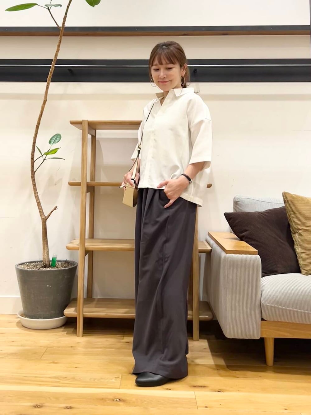 ブラック系のパンプス、ホワイト系のショルダーバッグ、グレー系のその他パンツを着用したレディースの春コーディネートの4枚目の写真