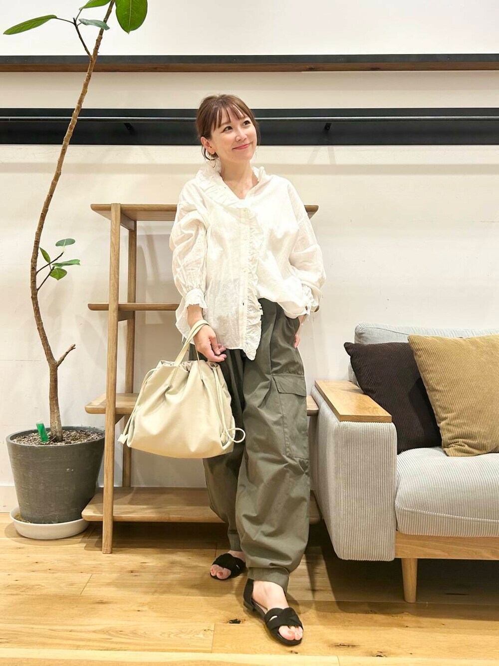 ブラック系のサンダル、ホワイト系のシャツ/ブラウス、ホワイト系のショルダーバッグを着用したレディースの夏コーディネートの2枚目の写真