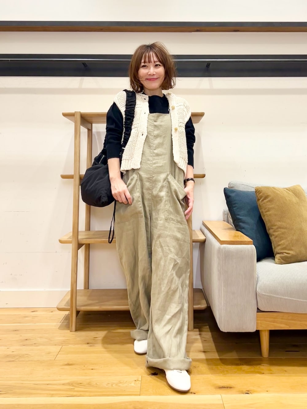 グレー系のサロペット/オーバーオール、ホワイト系のベスト、ブラック系のTシャツ/カットソーを着用したレディースの春コーディネートの5枚目の写真