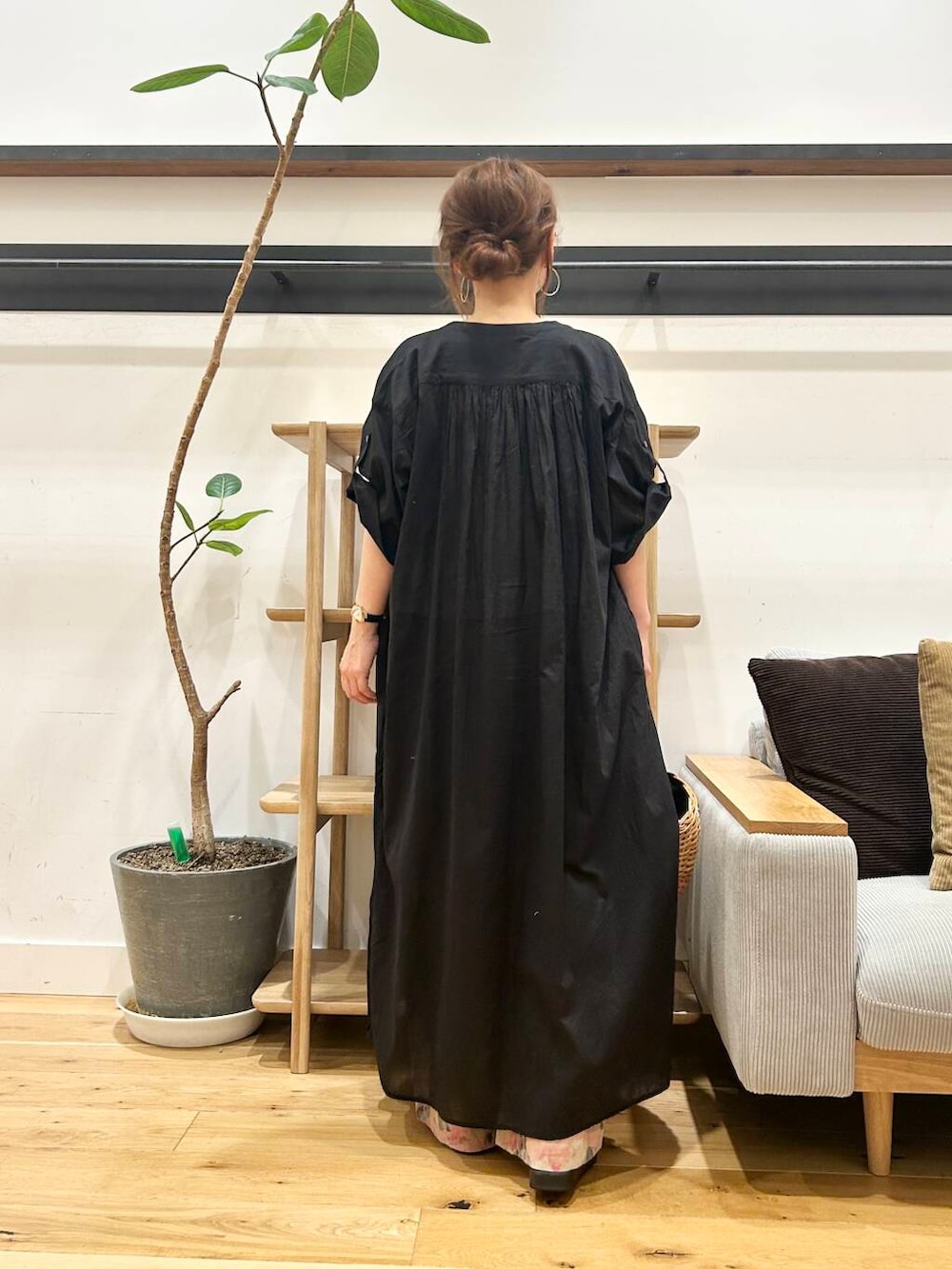 「doors、低身長コーデ、40代、骨格ストレート、イエベ春、ストレート×イエベ春、ストレート×イエベ、リネン着こなし術」｜「URBAN RESEARCH DOORSのコットンボイルロールアップハーフスリーブワンピース（ワンピース、ブラック系）」を使った、+++ゆき+++さん（レディース・151cm）の夏コーディネートの5枚目の写真