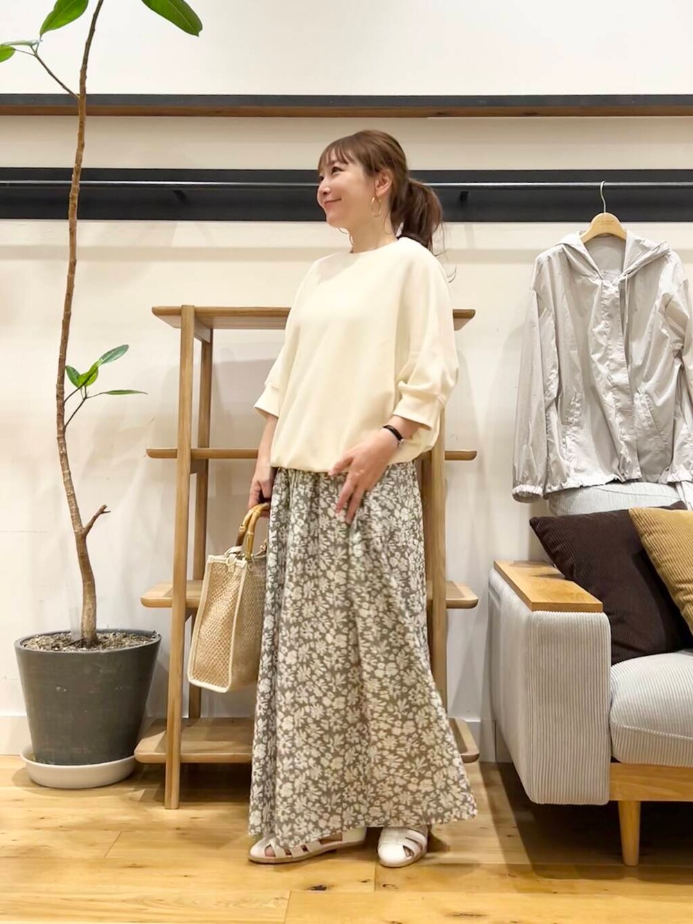 「doors、低身長コーデ、40代、骨格ストレート、イエベ春、ストレート×イエベ春、ストレート×イエベ、初夏アウター」|「URBAN RESEARCH DOORSのタックフライスワイドTシャツ(Tシャツ/カットソー、ベージュ系)」を使った、+++ゆき+++さん(レディース・151cm)の春コーディネートの2枚目の写真