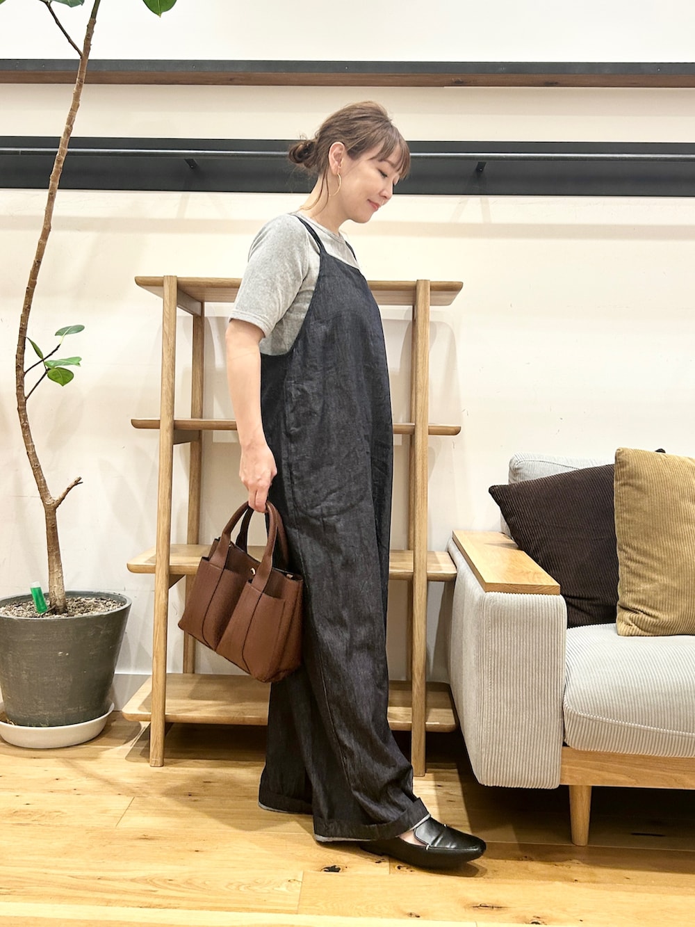 「サロペット、お出かけコーデ、シンプルスタイル、秋、秋色、夏ファッション、40代ファッション、イエベ春、アーバンリサーチドアーズ、低身長、新作デニムコーデ」｜「FORK&SPOONのFORK&SPOON　ベロアショートスリーブTシャツ（Tシャツ/カットソー、グレー系）」を使った、+++ゆき+++さん（レディース・151cm）の夏コーディネートの4枚目の写真