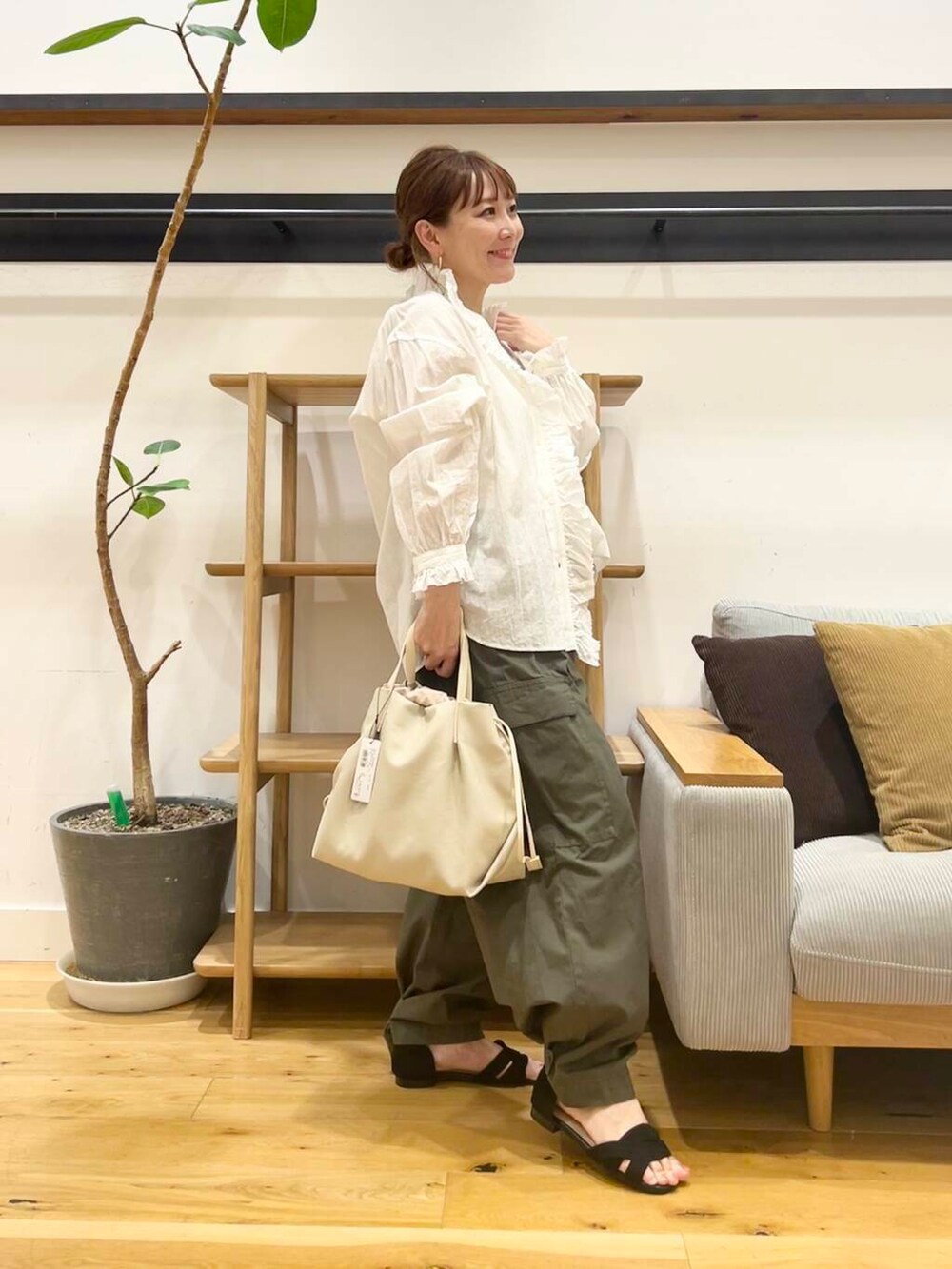 ブラック系のサンダル、ホワイト系のシャツ/ブラウス、ホワイト系のショルダーバッグを着用したレディースの夏コーディネートの4枚目の写真