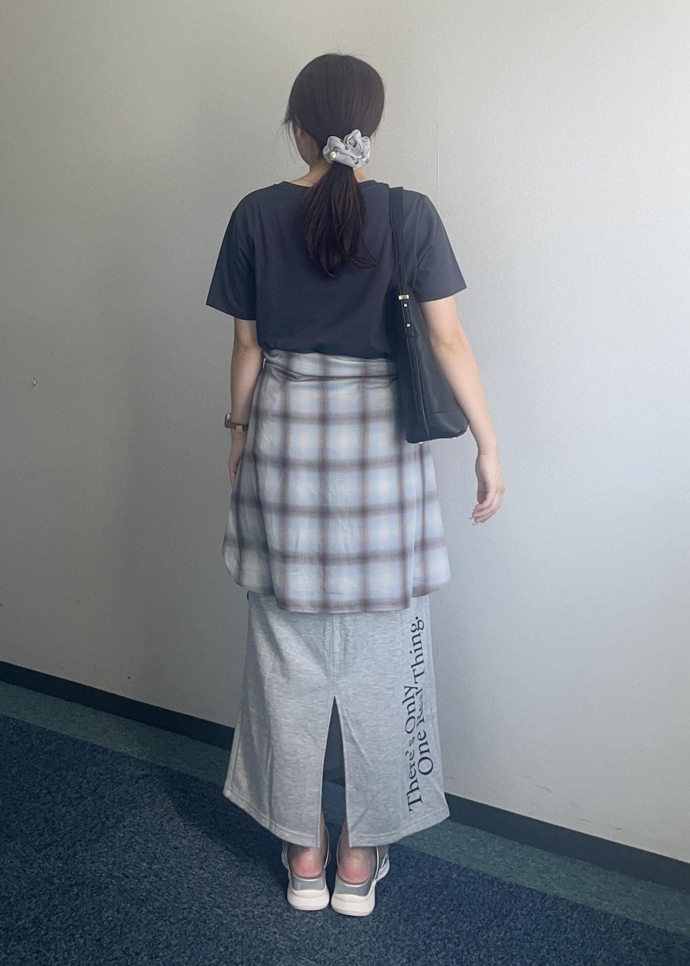 シルバー系のサンダル、ブルー系のシャツ/ブラウス、グレー系のTシャツ/カットソーを着用したレディースの夏コーディネートの4枚目の写真