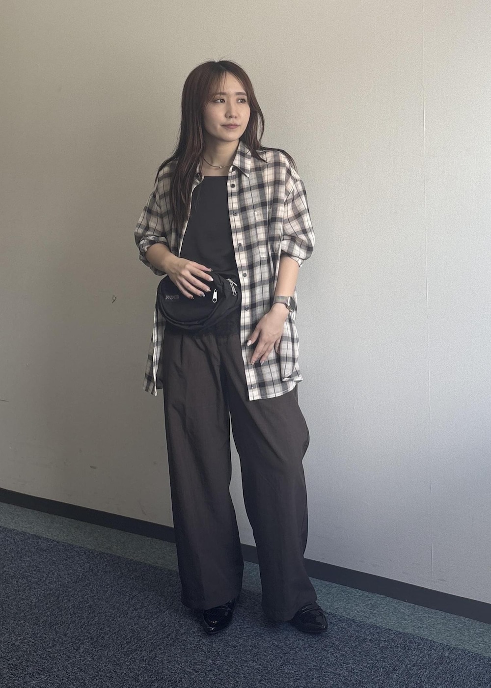 ブラウン系のその他パンツ、ブラック系のキャミソール、ホワイト系のシャツ/ブラウスを着用したレディースの夏コーディネートの5枚目の写真
