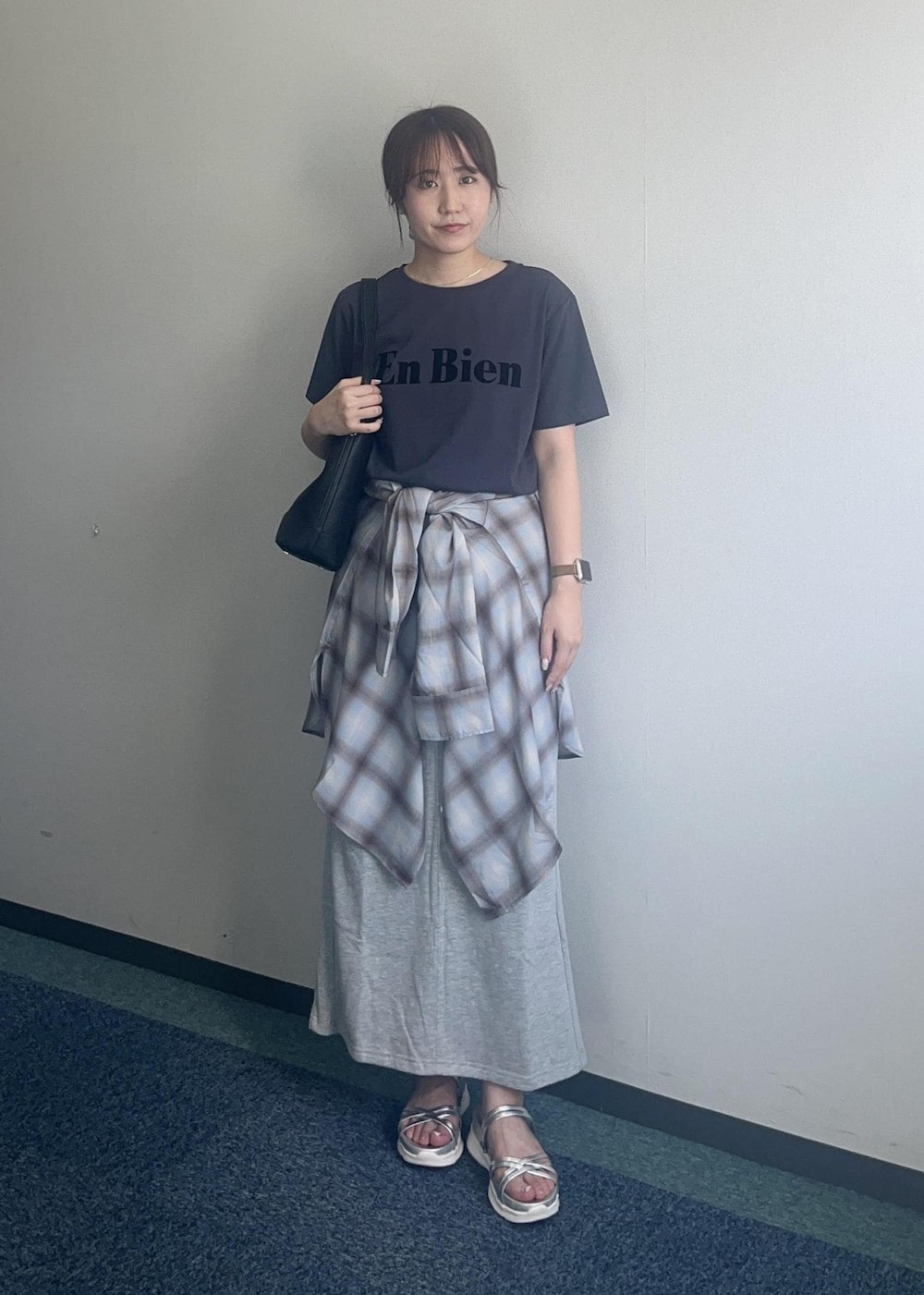 シルバー系のサンダル、ブルー系のシャツ/ブラウス、グレー系のTシャツ/カットソーを着用したレディースの夏コーディネートの2枚目の写真