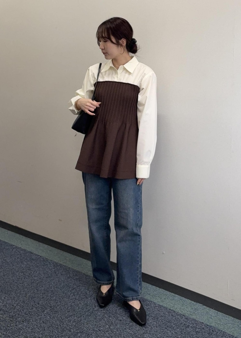 ブラック系のショルダーバッグ、ブラウン系のシャツ/ブラウス、ブルー系のデニムパンツを着用したレディースの春コーディネートの3枚目の写真