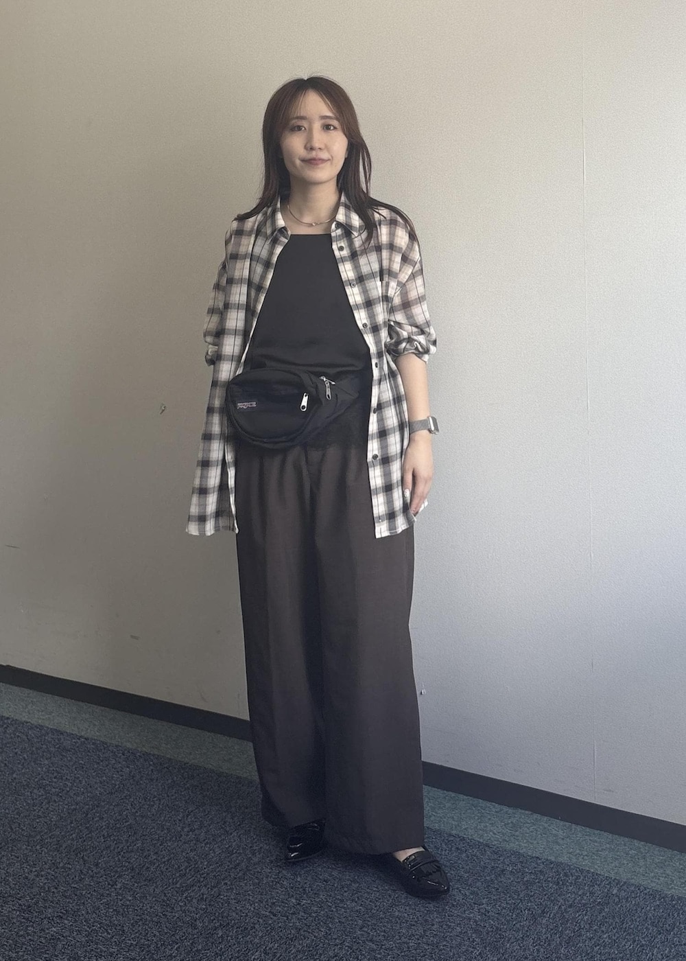 ブラウン系のその他パンツ、ブラック系のキャミソール、ホワイト系のシャツ/ブラウスを着用したレディースの夏コーディネートの2枚目の写真