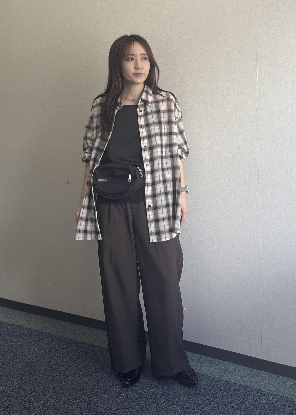 ブラウン系のその他パンツ、ブラック系のキャミソール、ホワイト系のシャツ/ブラウスを着用したレディースの夏コーディネートの6枚目の写真