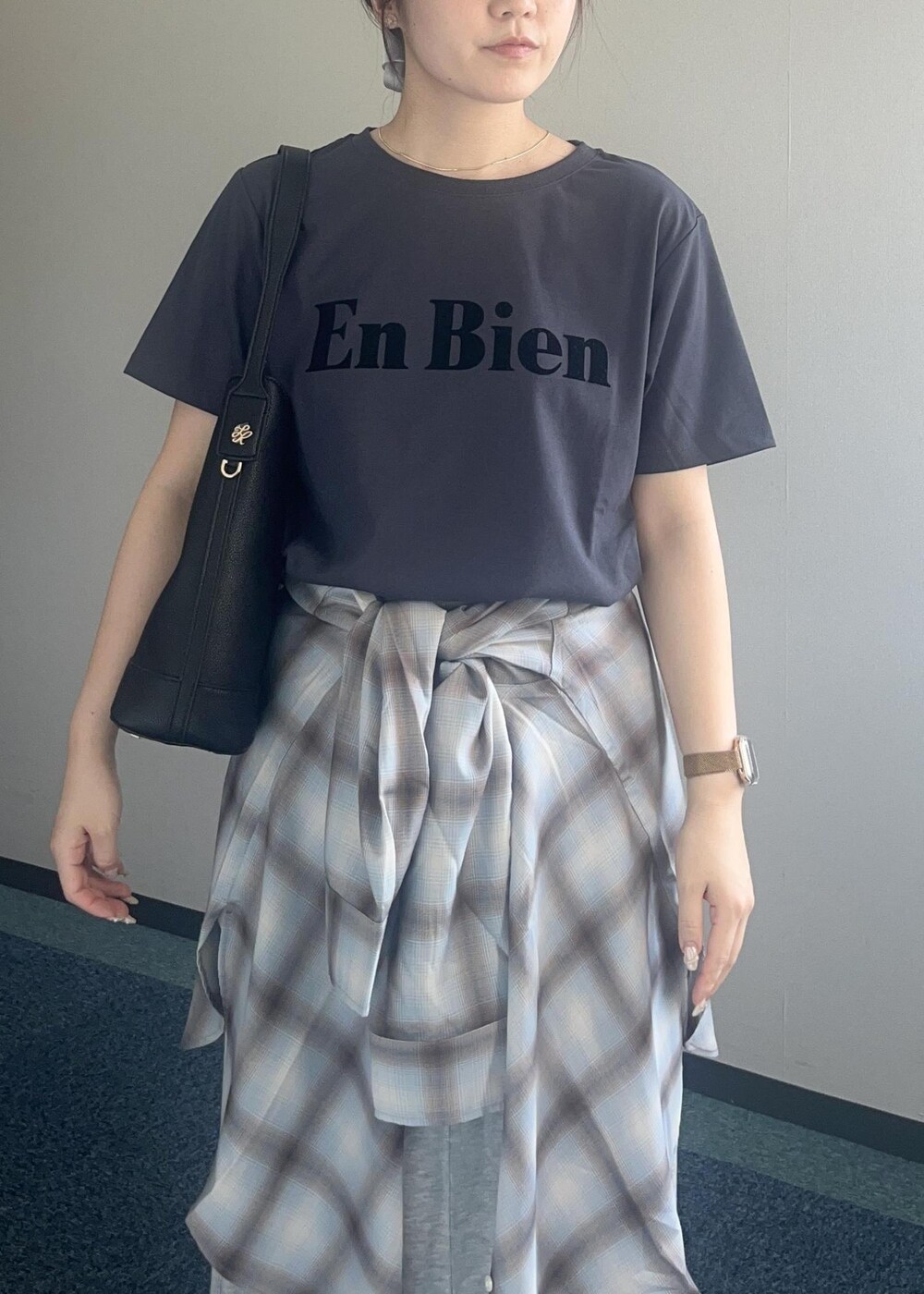 シルバー系のサンダル、ブルー系のシャツ/ブラウス、グレー系のTシャツ/カットソーを着用したレディースの夏コーディネートの5枚目の写真