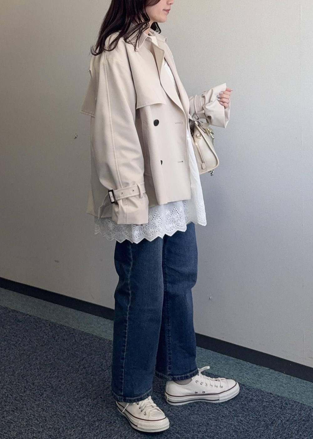 ホワイト系のニット/セーター、ベージュ系のボストンバッグ、ベージュ系のトレンチコートを着用したレディースの春コーディネートの7枚目の写真