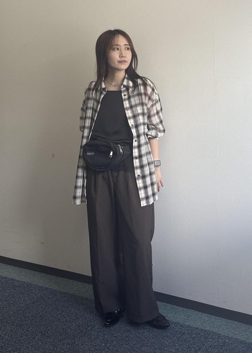 ブラウン系のその他パンツ、ブラック系のキャミソール、ホワイト系のシャツ/ブラウスを着用したレディースの夏コーディネートの3枚目の写真