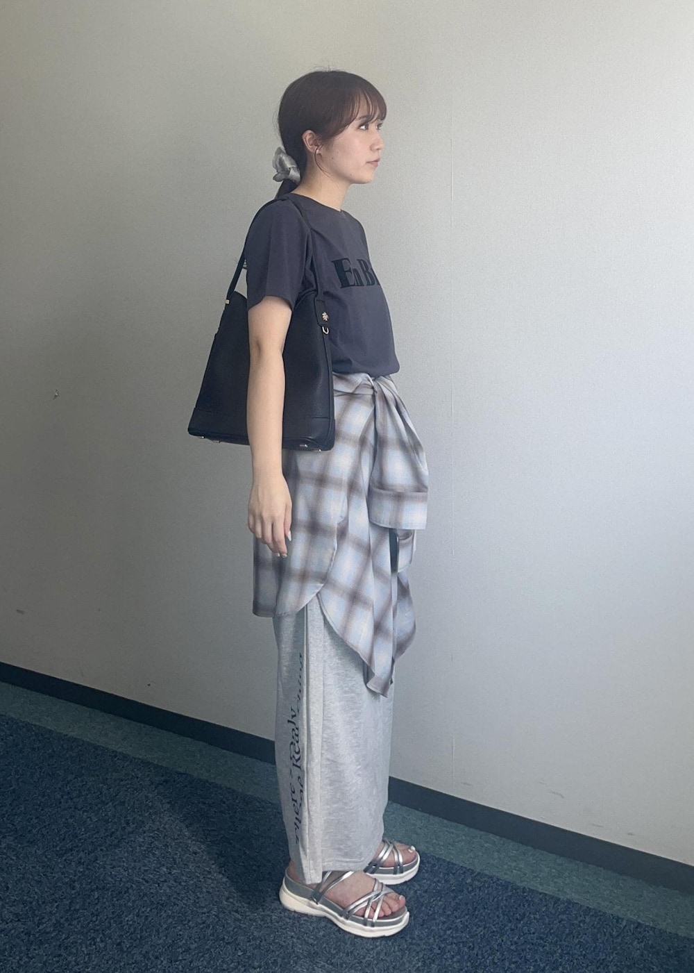 シルバー系のサンダル、ブルー系のシャツ/ブラウス、グレー系のTシャツ/カットソーを着用したレディースの夏コーディネートの3枚目の写真