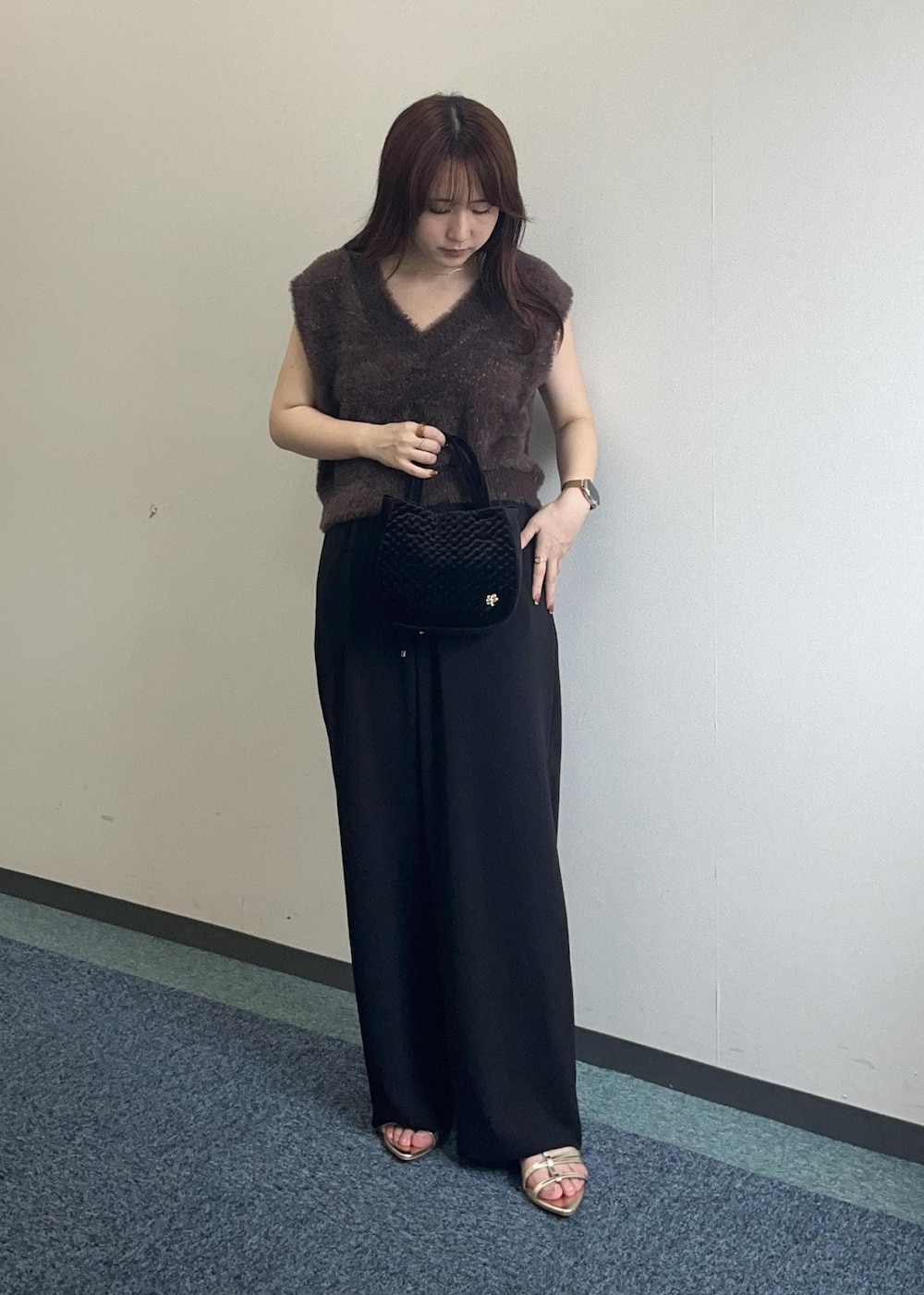 ブラウン系のベスト、ブラック系のその他パンツ、ブラック系のショルダーバッグを着用したレディースの夏コーディネートの3枚目の写真