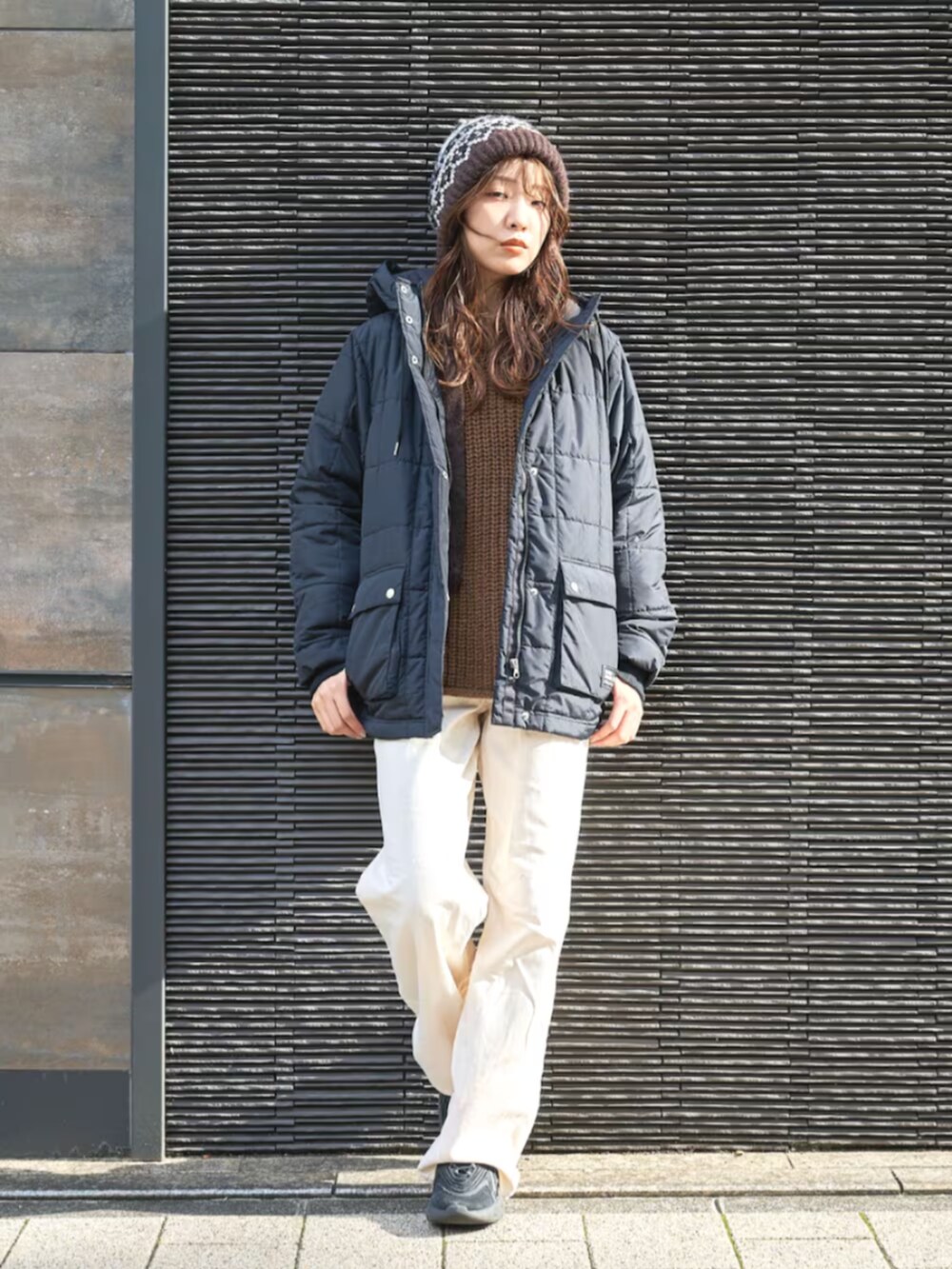「冬コーデ、休日スタイル、大人カジュアル、カジュアル、カジュアルガーリー、ニット、Eddie Bauer、eddiebauer、エディーバウアー」｜「Eddie Bauerのフロスティン パーカー（マウンテンパーカー、ブラック系）」を使った、eddiebauerofficialさん（レディース・164cm）の冬コーディネートの2枚目の写真