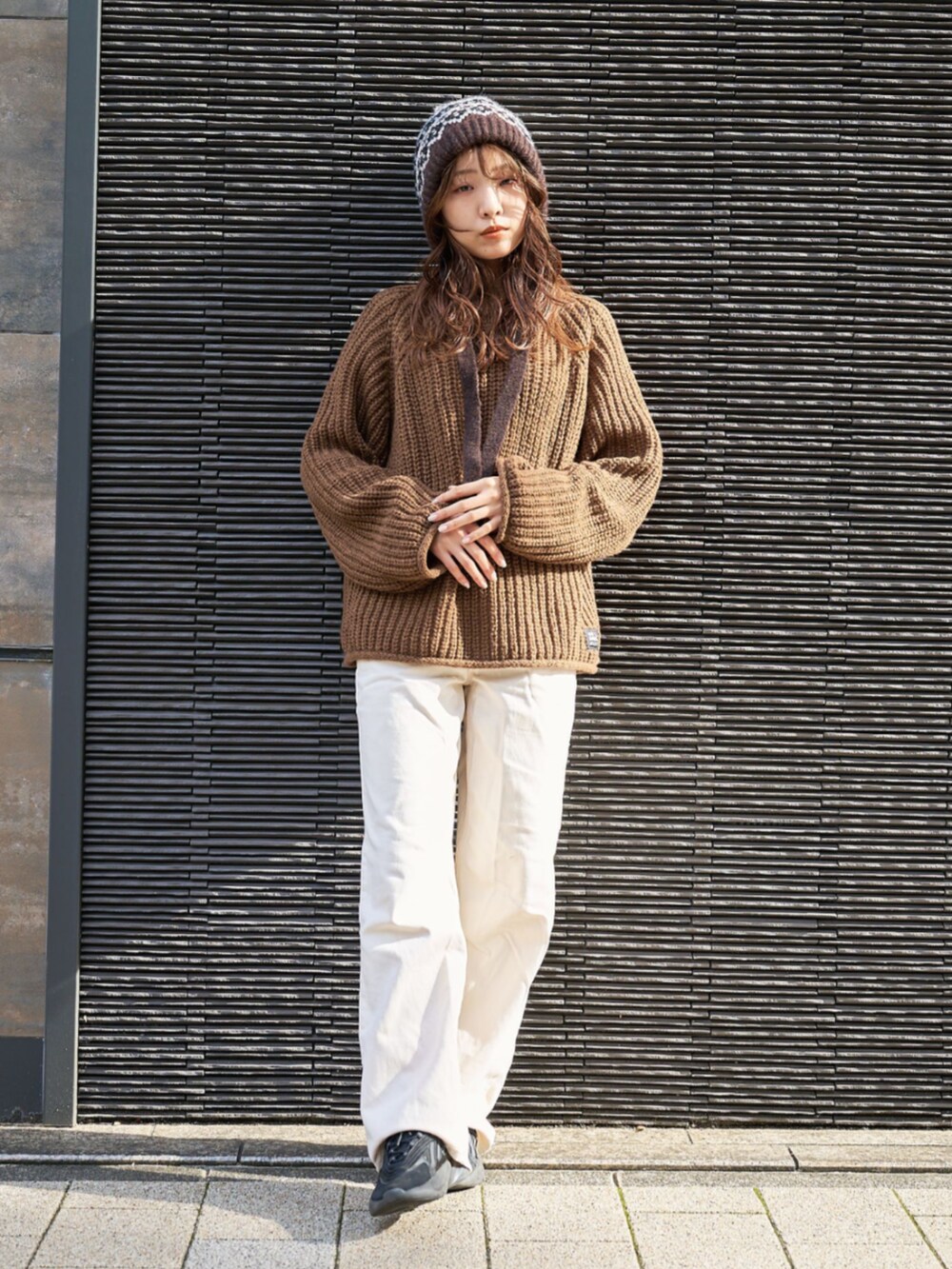 「冬コーデ、休日スタイル、大人カジュアル、カジュアル、カジュアルガーリー、ニット、Eddie Bauer、eddiebauer、エディーバウアー」｜「Eddie Bauerのフロスティン パーカー（マウンテンパーカー、ブラック系）」を使った、eddiebauerofficialさん（レディース・164cm）の冬コーディネートの3枚目の写真